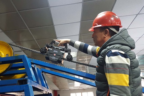 Sistema de monitoreo automático en línea de banda tranportadora con nucléo de cables de acero